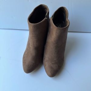 Women's Vegan Suede Side Zip Heeled Ankle Boots Brown  Size 7. New Without Tag.